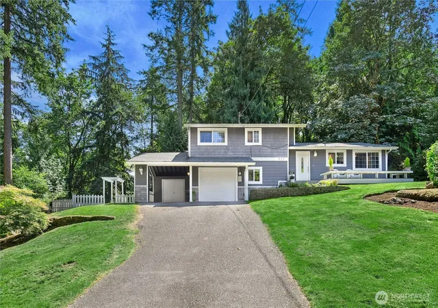 Photo 1 of Single family home for sale at 860 Valley View Pl Sw, Issaquah, WA 98027 | MLS# NWM2566467 | Listing updated on 2026-09-28