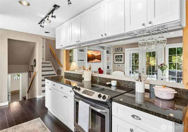 Photo 3 of Single family home for sale at 860 Valley View Pl Sw, Issaquah, WA 98027 | MLS# NWM2566467 | Listing updated on 2026-09-28