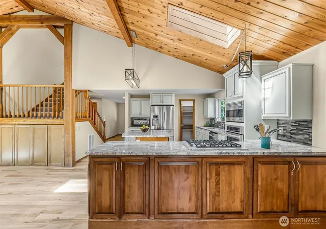 Photo 4 of Single family home for sale at 18404 W Spring Lake Dr SE, Renton, WA 98058 | MLS# NWM2566620 | Listing updated on 2026-10-01