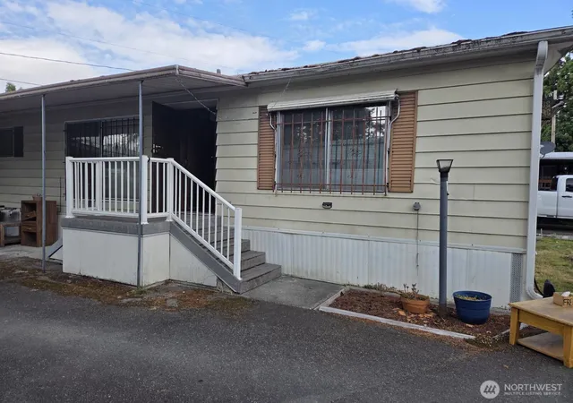 Photo 2 of Manufactured home for sale at 6208 202nd Street Sw #28, Lynnwood, WA 98036 | MLS# NWM2566654 | Listing updated on 2026-09-23