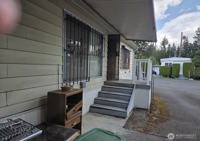 Photo 3 of Manufactured home for sale at 6208 202nd Street Sw #28, Lynnwood, WA 98036 | MLS# NWM2566654 | Listing updated on 2026-09-23