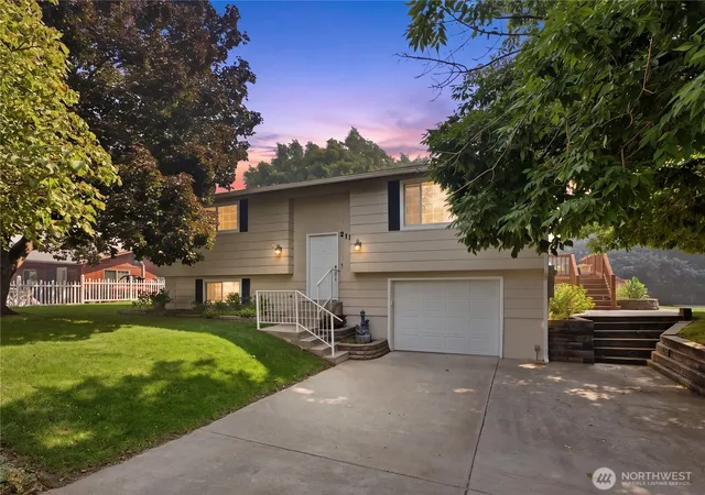 Photo 1 of Single family home for sale at 217 Ridgemont Dr, East Wenatchee, WA 98802 | MLS# NWM2566677 | Listing updated on 2026-09-24