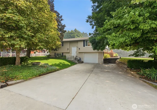 Photo 2 of Single family home for sale at 217 Ridgemont Dr, East Wenatchee, WA 98802 | MLS# NWM2566677 | Listing updated on 2026-09-24