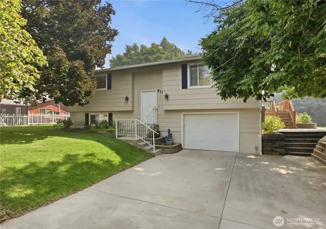 Photo 3 of Single family home for sale at 217 Ridgemont Dr, East Wenatchee, WA 98802 | MLS# NWM2566677 | Listing updated on 2026-09-24