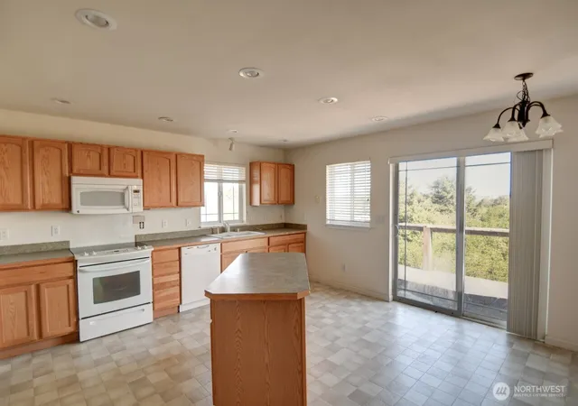 Photo 4 of Single family home for sale at 1264 E Ocean Shrs Blvd SW, Ocean Shores, WA 98569 | MLS# NWM2566689 | Listing updated on 2026-09-19