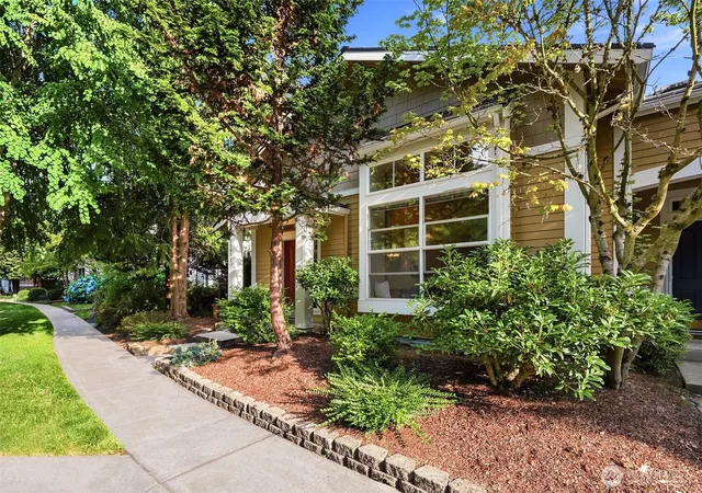 Photo 3 of Sale Pending at 15637 NE 92nd Way #B2101, Redmond, WA 98052 | MLS# NWM2566808 | Listing updated on 2026-09-25