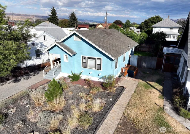 Photo 2 of Sale Pending at 619 King St, Wenatchee, WA 98801 | MLS# NWM2566809 | Listing updated on 2026-10-01