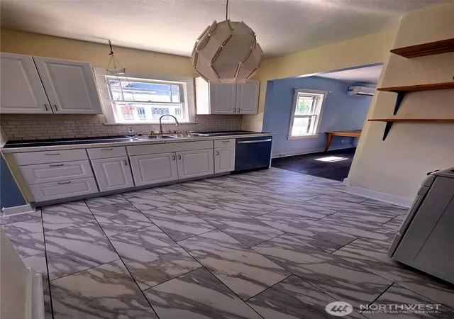 Photo 4 of Sale Pending at 619 King St, Wenatchee, WA 98801 | MLS# NWM2566809 | Listing updated on 2026-10-01