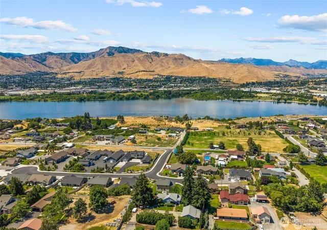 Photo 2 of Single family home for sale at 3113 Nw Delcon Ct, East Wenatchee, WA 98802 | MLS# NWM2566815 | Listing updated on 2026-09-26