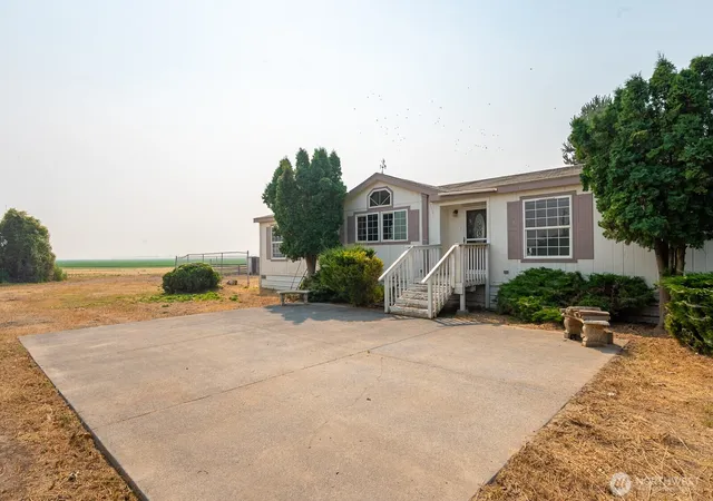 Photo 3 of Manufactured home for sale at 12493 Highway 28 W, Quincy, WA 98848 | MLS# NWM2566882 | Listing updated on 2026-09-28