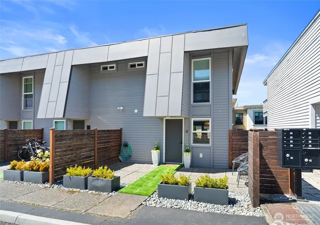 Photo 3 of Single family home for sale at 10112 NE 68th Street #4, Kirkland, WA 98033 | MLS# NWM2567080 | Listing updated on 2026-10-01