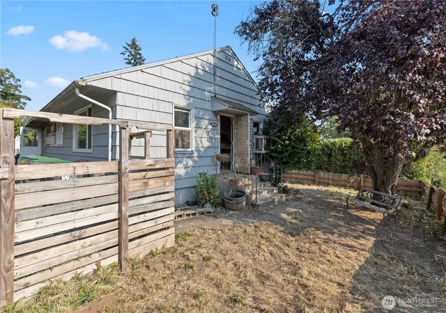 Photo 1 of Sale Pending at 1530 N Wycoff Ave, Bremerton, WA 98312 | MLS# NWM2567108 | Listing updated on 2026-09-25