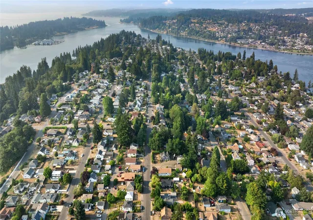 Photo 3 of Sale Pending at 1530 N Wycoff Ave, Bremerton, WA 98312 | MLS# NWM2567108 | Listing updated on 2026-09-25