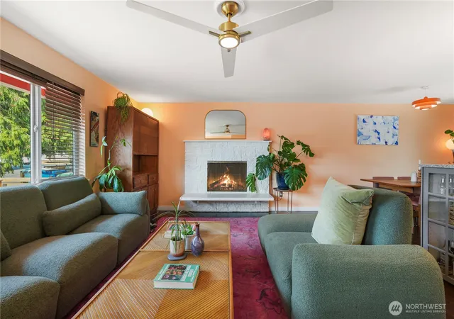 Photo 3 of Sale Pending at 12661 Se 160th St, Renton, WA 98058 | MLS# NWM2567210 | Listing updated on 2026-10-21