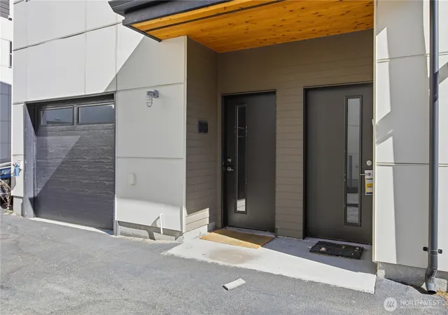 Photo 2 of Townhouse for sale at 4206 S Greenbelt Sta Dr, Seattle, WA 98118 | MLS# NWM2567221 | Listing updated on 2026-09-23