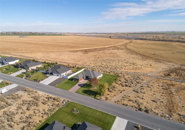 Photo 2 of Single family home for sale at 8071 Dune Lake Rd Se, Moses Lake, WA 98837 | MLS# NWM2567288 | Listing updated on 2026-10-14