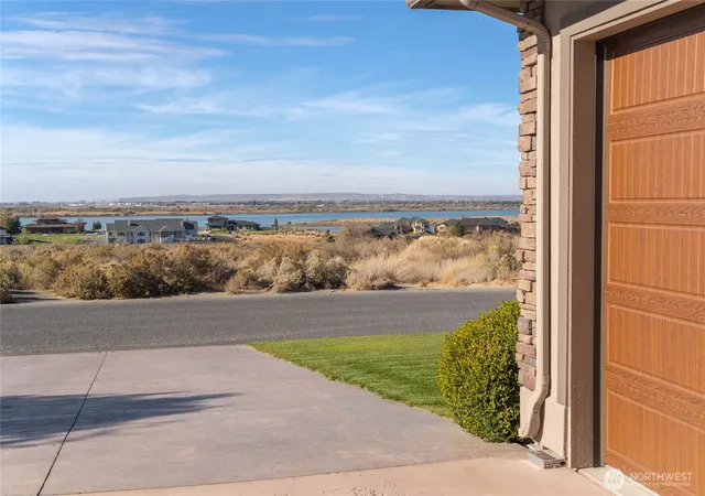 Photo 3 of Single family home for sale at 8071 Dune Lake Rd Se, Moses Lake, WA 98837 | MLS# NWM2567288 | Listing updated on 2026-10-14