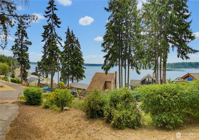 Photo 4 of Sale Pending at 640 E Rauschert Rd, Grapeview, WA 98546 | MLS# NWM2567320 | Listing updated on 2026-09-26