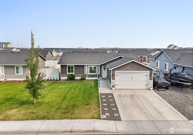 Photo 1 of Single family home for sale at 925 Mt Adams E, Othello, WA 99344 | MLS# NWM2567382 | Listing updated on 2026-09-23