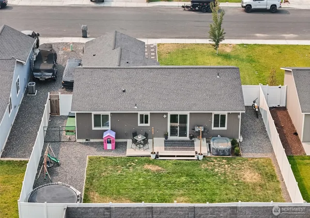 Photo 3 of Single family home for sale at 925 Mt Adams E, Othello, WA 99344 | MLS# NWM2567382 | Listing updated on 2026-09-23