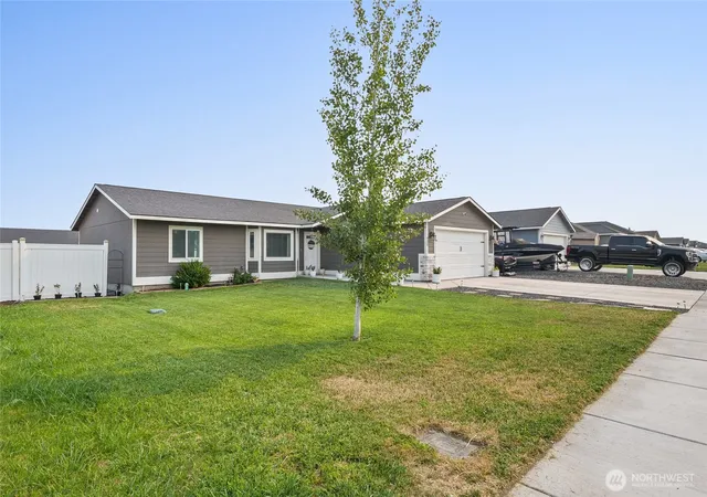 Photo 3 of Single family home for sale at 925 Mt Adams E, Othello, WA 99344 | MLS# NWM2567382 | Listing updated on 2026-09-23