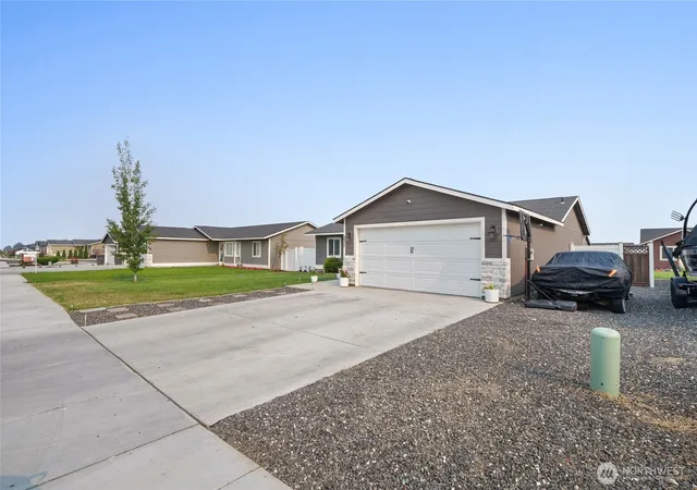Photo 4 of Single family home for sale at 925 Mt Adams E, Othello, WA 99344 | MLS# NWM2567382 | Listing updated on 2026-09-23