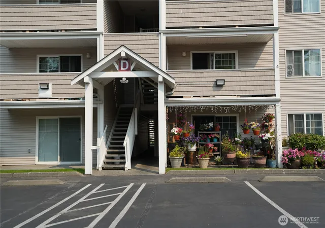 Photo 2 of Sale Pending at 1001 W Casino Rd #D203, Everett, WA 98204 | MLS# NWM2567412 | Listing updated on 2026-09-16