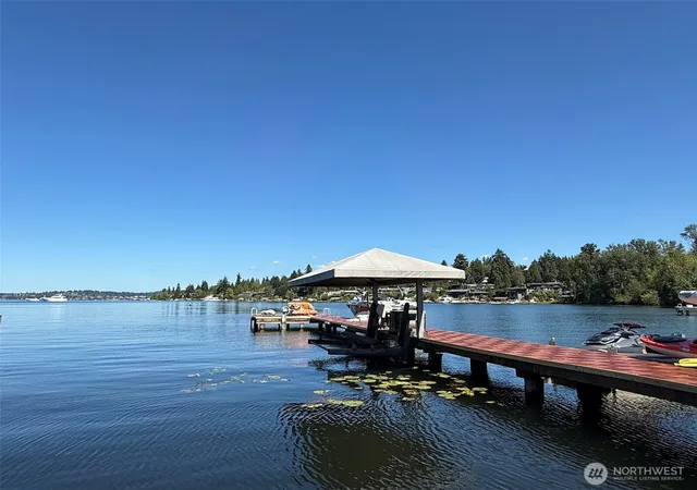 Photo 1 of Single family home for sale at 3216 Hunts Point Rd, Hunts Point, WA 98004 | MLS# NWM2567468 | Listing updated on 2026-09-23
