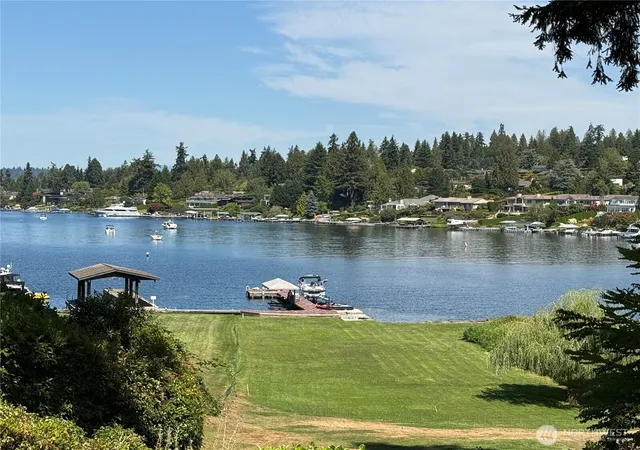 Photo 3 of Single family home for sale at 3216 Hunts Point Rd, Hunts Point, WA 98004 | MLS# NWM2567468 | Listing updated on 2026-09-23