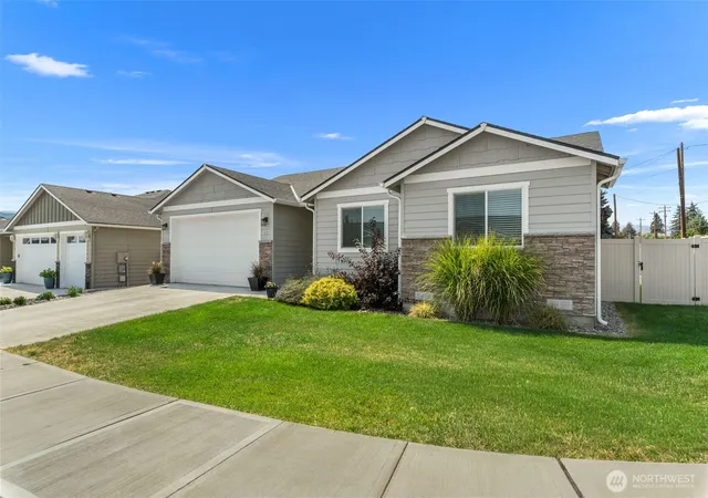 Photo 2 of Single family home for sale at 12 Emma Dr, Wenatchee, WA 98801 | MLS# NWM2567495 | Listing updated on 2026-09-23