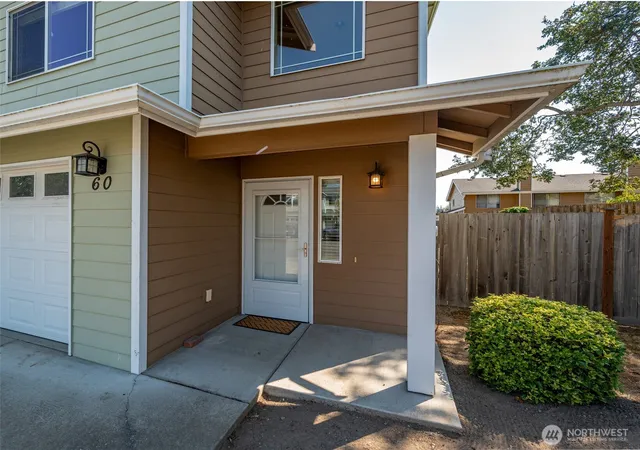 Photo 2 of Townhouse for sale at 60 Ne Melrose Dr, Oak Harbor, WA 98277 | MLS# NWM2567501 | Listing updated on 2026-09-23