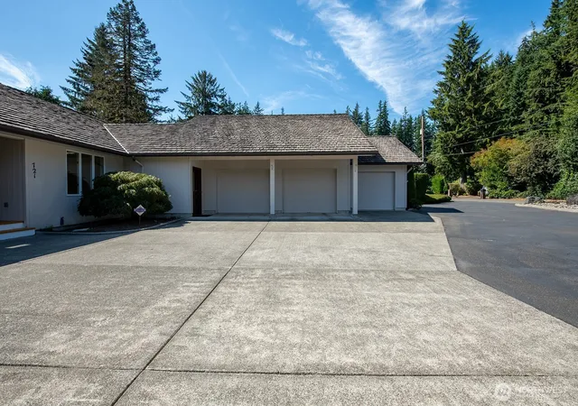 Photo 3 of Single family home for sale at 721 Fairway Dr, Aberdeen, WA 98520 | MLS# NWM2567513 | Listing updated on 2026-09-22