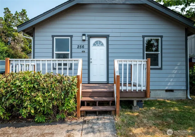 Photo 3 of Single family home for sale at 256 Beech St, Longview, WA 98632 | MLS# NWM2567552 | Listing updated on 2026-09-30