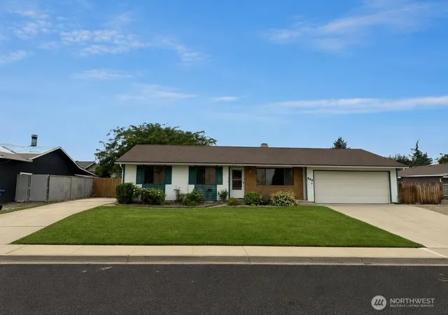 Photo 2 of Single family home for sale at 908 N Elliot Ave, Wenatchee, WA 98801 | MLS# NWM2567565 | Listing updated on 2026-09-25