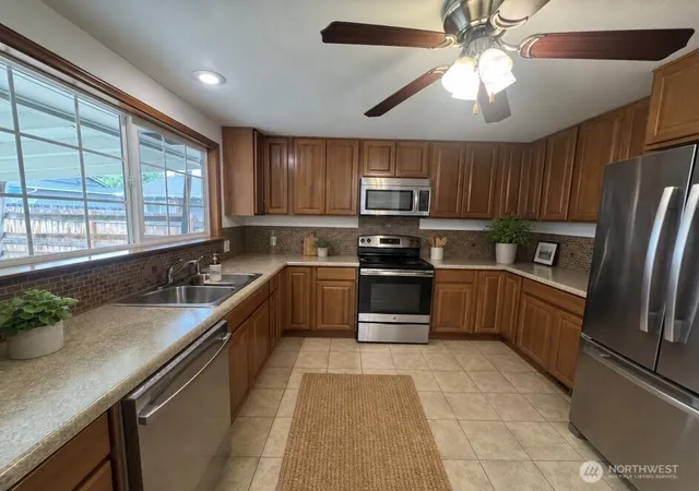 Photo 3 of Single family home for sale at 908 N Elliot Ave, Wenatchee, WA 98801 | MLS# NWM2567565 | Listing updated on 2026-09-25