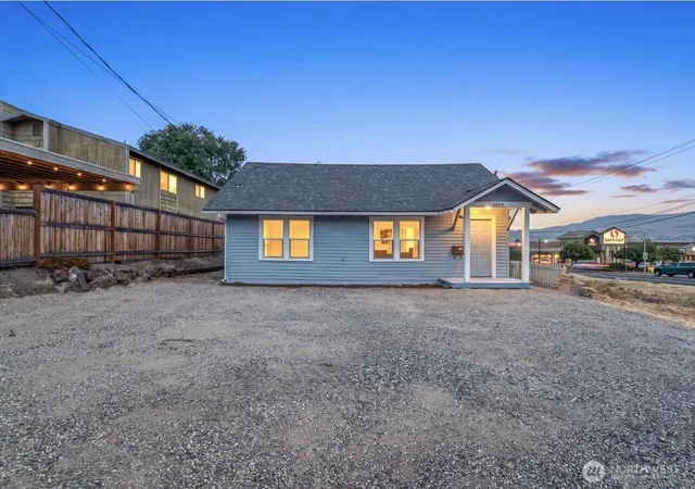 Photo 2 of Sale Pending at 1004 5th Street, Wenatchee, WA 98801 | MLS# NWM2567566 | Listing updated on 2026-09-24