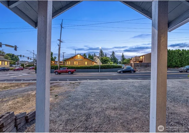 Photo 4 of Sale Pending at 1004 5th Street, Wenatchee, WA 98801 | MLS# NWM2567566 | Listing updated on 2026-09-24