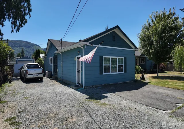Photo 3 of Single family home for sale at 903 Jameson St, Sedro Woolley, WA 98284 | MLS# NWM2567582 | Listing updated on 2026-09-25