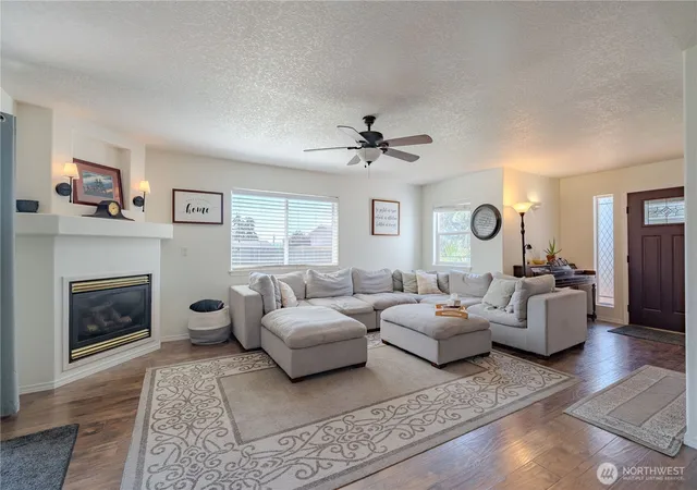 Photo 2 of Single family home for sale at 414 N 3rd Place, Kalama, WA 98625 | MLS# NWM2567598 | Listing updated on 2026-09-30