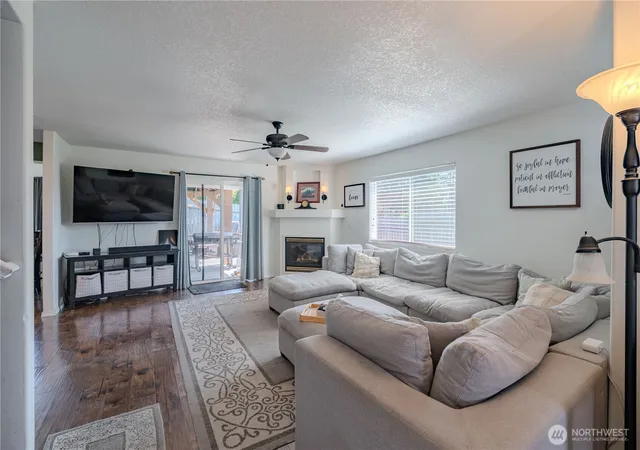 Photo 3 of Single family home for sale at 414 N 3rd Place, Kalama, WA 98625 | MLS# NWM2567598 | Listing updated on 2026-09-30