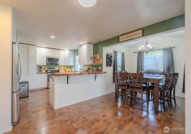 Photo 3 of Single family home for sale at 414 N 3rd Place, Kalama, WA 98625 | MLS# NWM2567598 | Listing updated on 2026-09-30