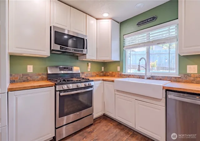 Photo 4 of Single family home for sale at 414 N 3rd Place, Kalama, WA 98625 | MLS# NWM2567598 | Listing updated on 2026-09-30