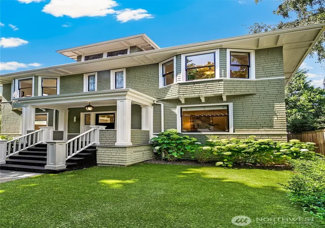 Photo 2 of Sale Pending at 939 13th Avenue E, Seattle, WA 98102 | MLS# NWM2567606 | Listing updated on 2026-08-18