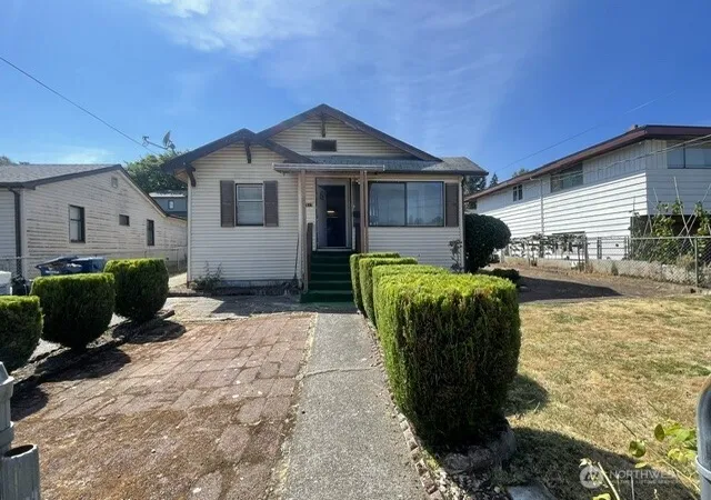 Photo 1 of Single family home for sale at 5517 33rd Avenue S, Seattle, WA 98118 | MLS# NWM2567614 | Listing updated on 2026-09-23