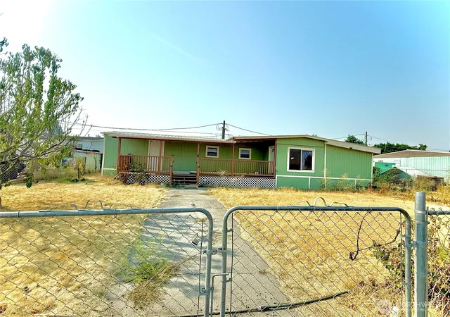 Photo 1 of Manufactured home for sale at 4354 Ne Roberts Pl #A14, Moses Lake, WA 98837 | MLS# NWM2567618 | Listing updated on 2026-09-30