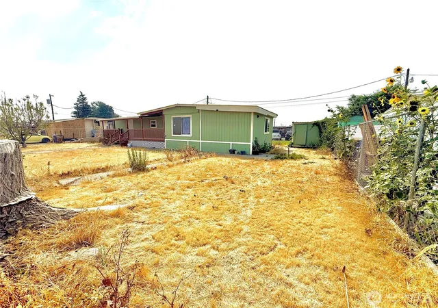 Photo 14 of Manufactured home for sale at 4354 NE Roberts Pl #A14, Moses Lake, WA 98837 | MLS# NWM2567618 | Listing updated on 2026-10-03