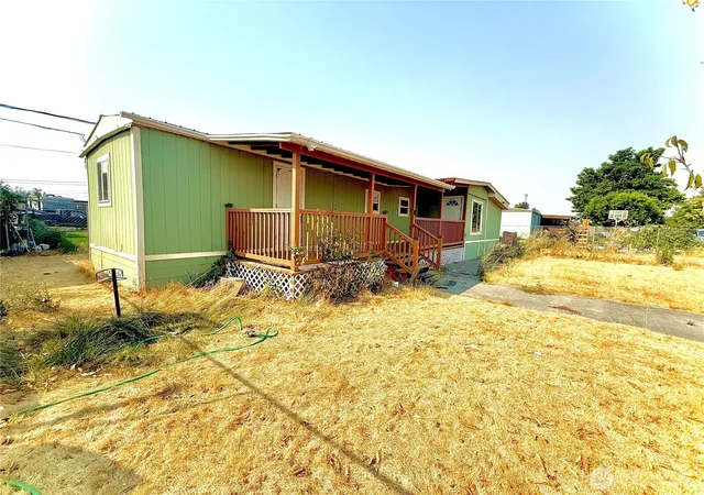 Photo 2 of Manufactured home for sale at 4354 Ne Roberts Pl #A14, Moses Lake, WA 98837 | MLS# NWM2567618 | Listing updated on 2026-09-30