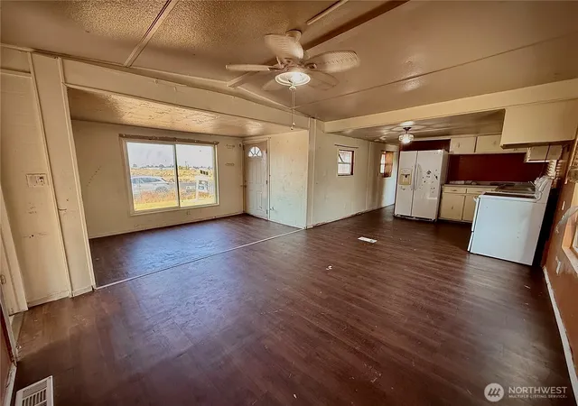Photo 3 of Manufactured home for sale at 4354 NE Roberts Pl #A14, Moses Lake, WA 98837 | MLS# NWM2567618 | Listing updated on 2026-09-30