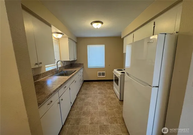 Photo 4 of Sale Pending at 352 28th Avenue, Longview, WA 98632 | MLS# NWM2567659 | Listing updated on 2026-09-20
