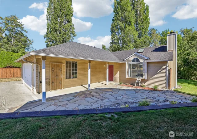Photo 4 of Sale Pending at 1643 S 245th Place, Des Moines, WA 98198 | MLS# NWM2567701 | Listing updated on 2026-09-30